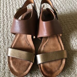 EUC Women’s Brown and Gold Comfort Strap Sandals - size 8
